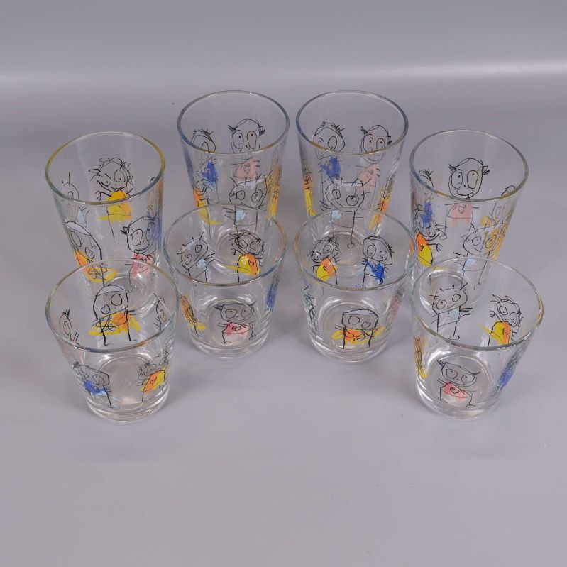 Åtta glas uppställda med synliga färgglada illustrationer