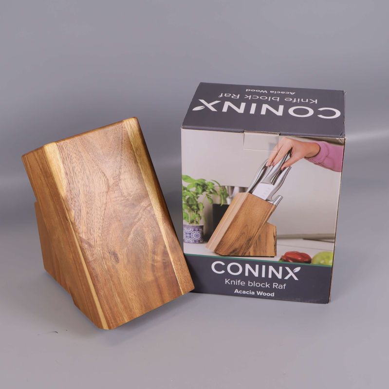Knivblock i trä bredvid förpackning från Coninx