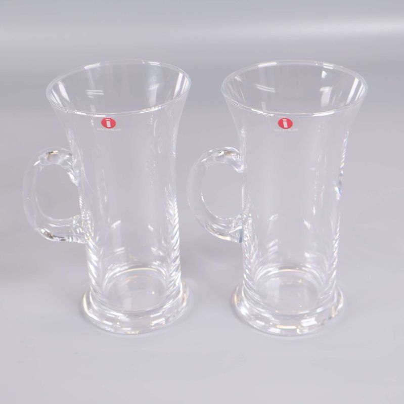 Två höga glas med bred öppning och handtag