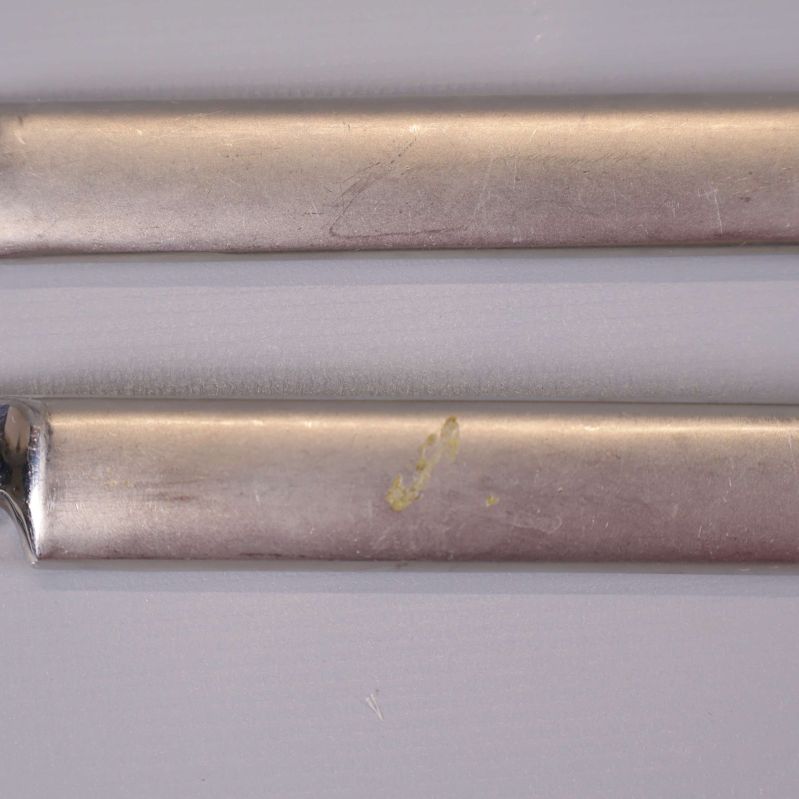 Närbild på ostknivarnas handtag i metall