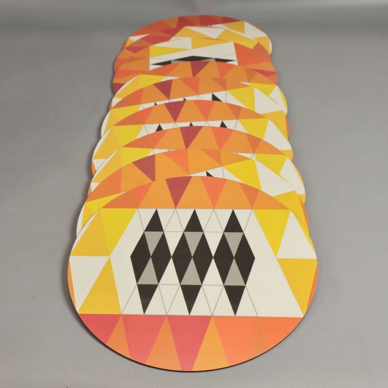 Åtta runda underlägg med grafiskt mönster på rad