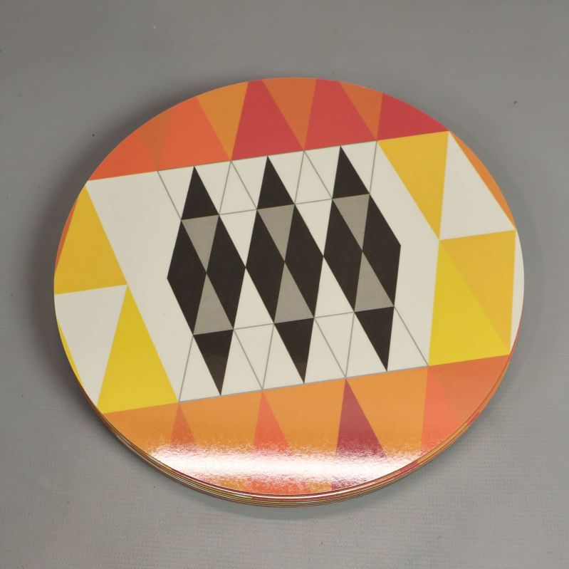 Ett runt underlägg med geometriskt mönster i närbild