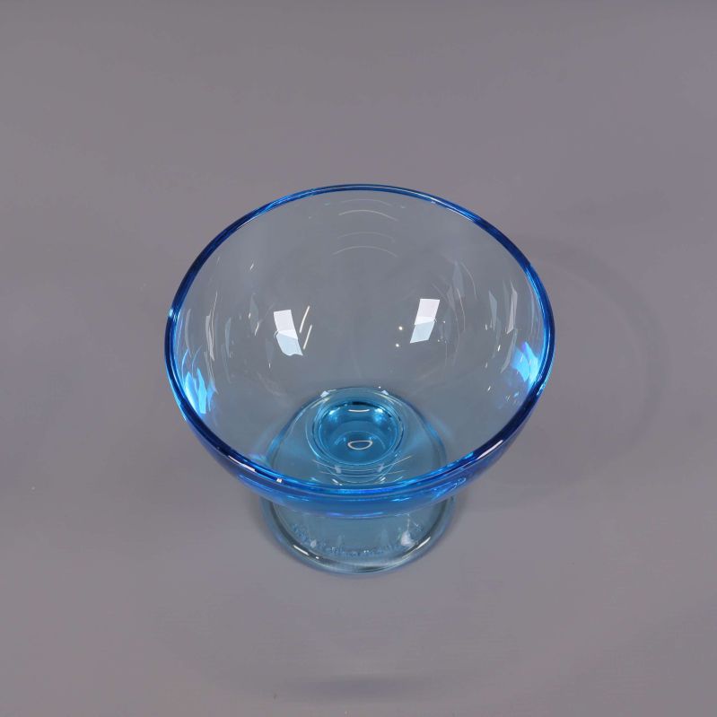 Överblick ner i blå dessertskål i glas