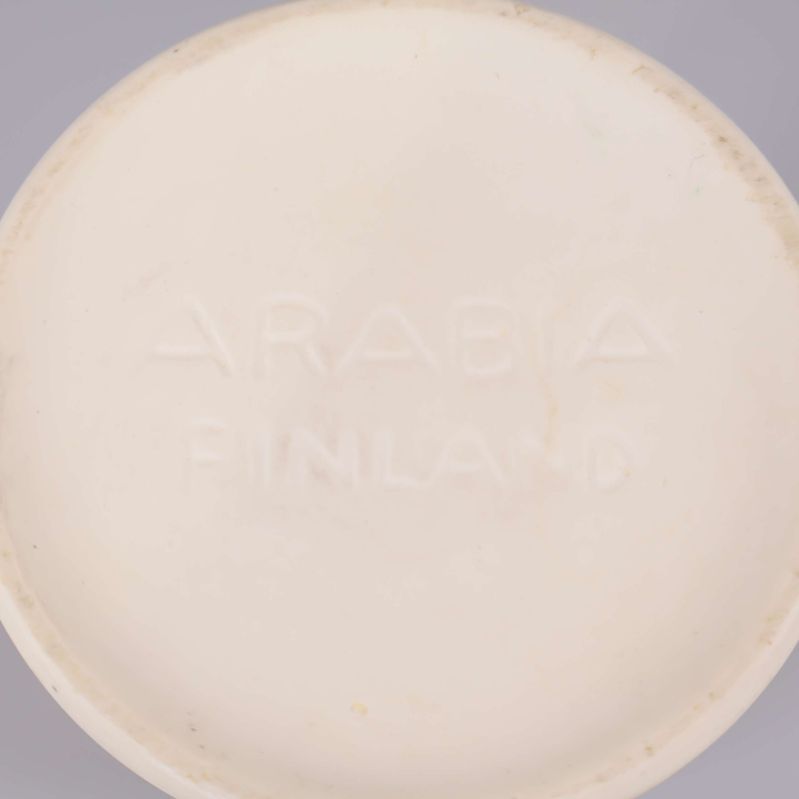 Närbild på bottenstämpel Arabia Finland på vasen