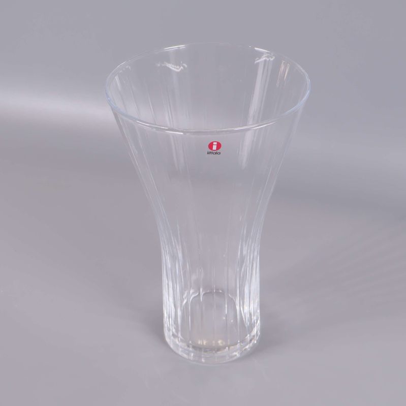 Klar vas i glas med Iittala-logotyp framtill