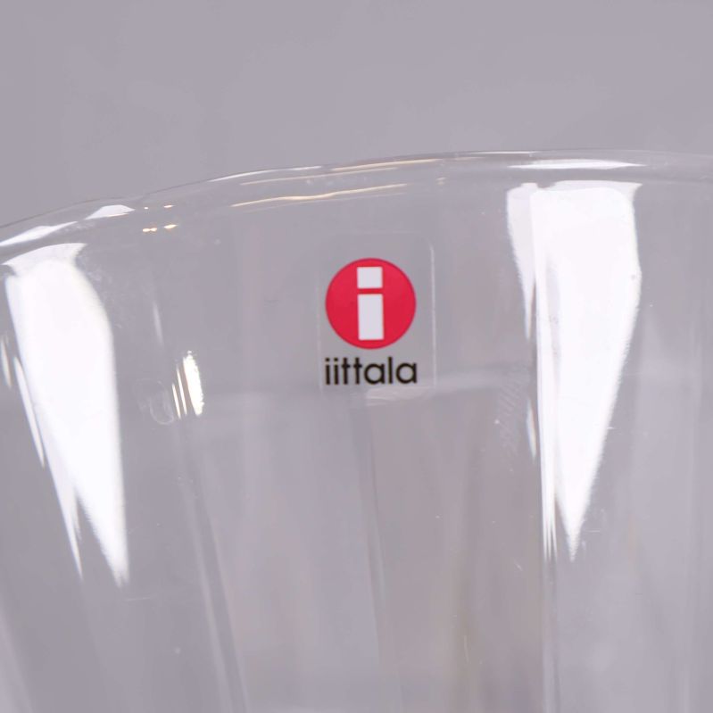 Närbild av Iittala-logotyp på glasvas