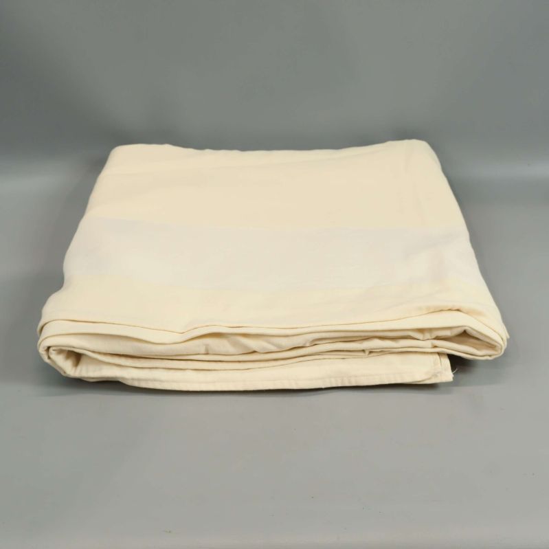 Snyggt vikt beige duk mot grå bakgrund