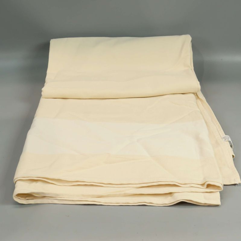 Beige duk delvis utrullad på underlag