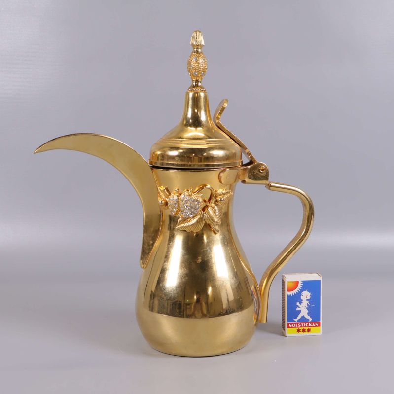 Arabisk kaffekanna bredvid en tändsticksask för storleksreferens