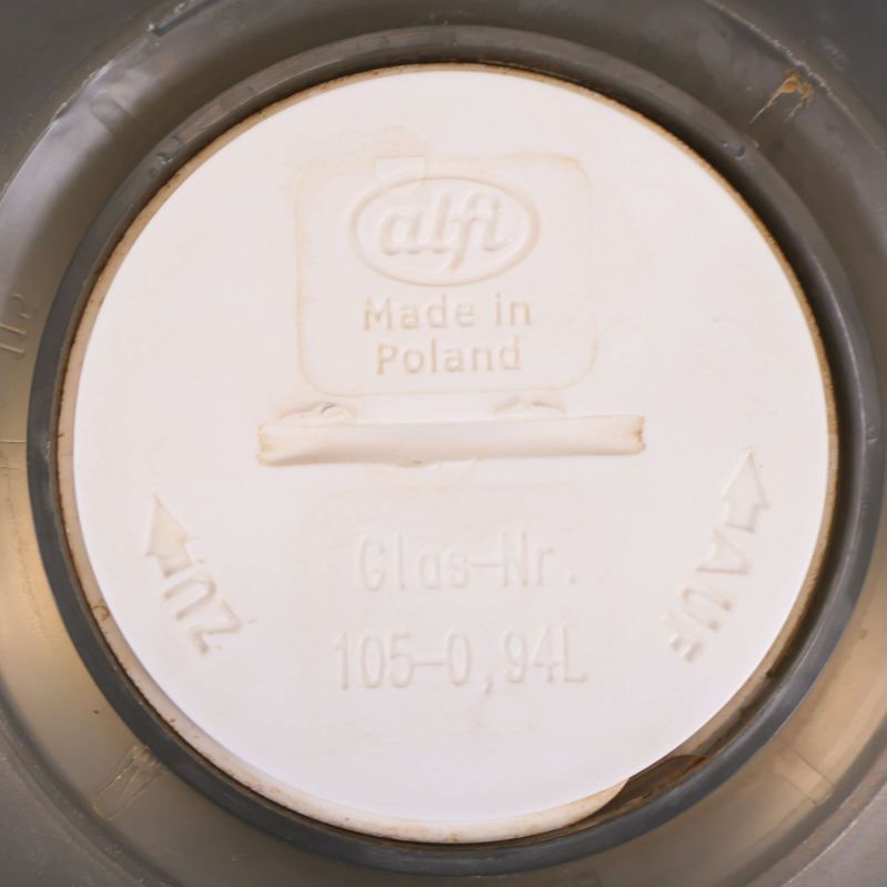 Närbild av märkning 'alfi Made in Poland' på botten