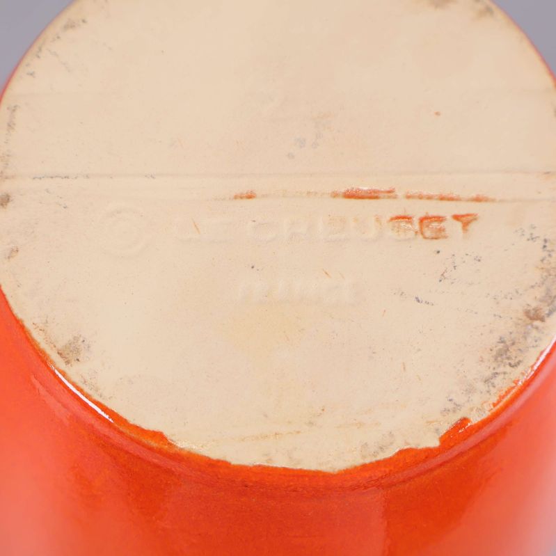 Närbild på märkningen Le Creuset på kannans undersida