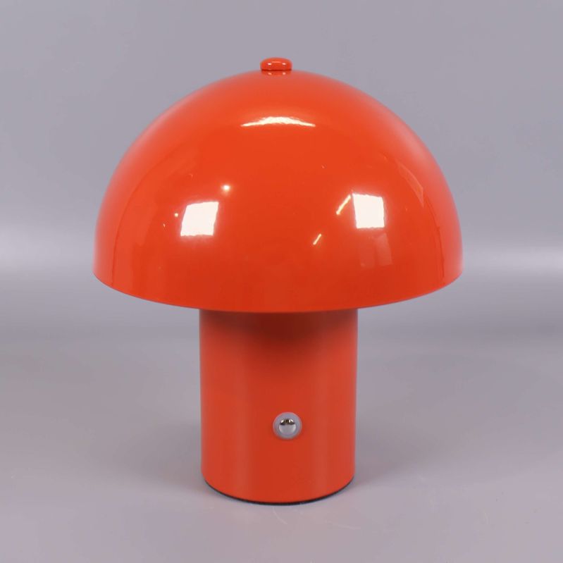Svampformad lampa i orange färg sedd framifrån