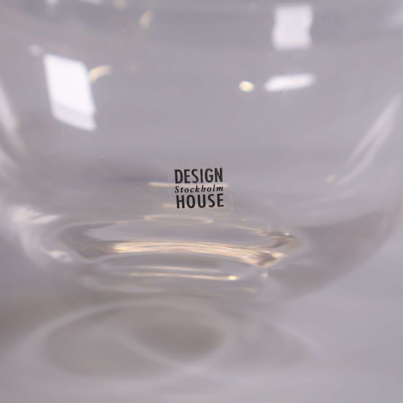 Logotyp Design House Stockholm på glasets undersida