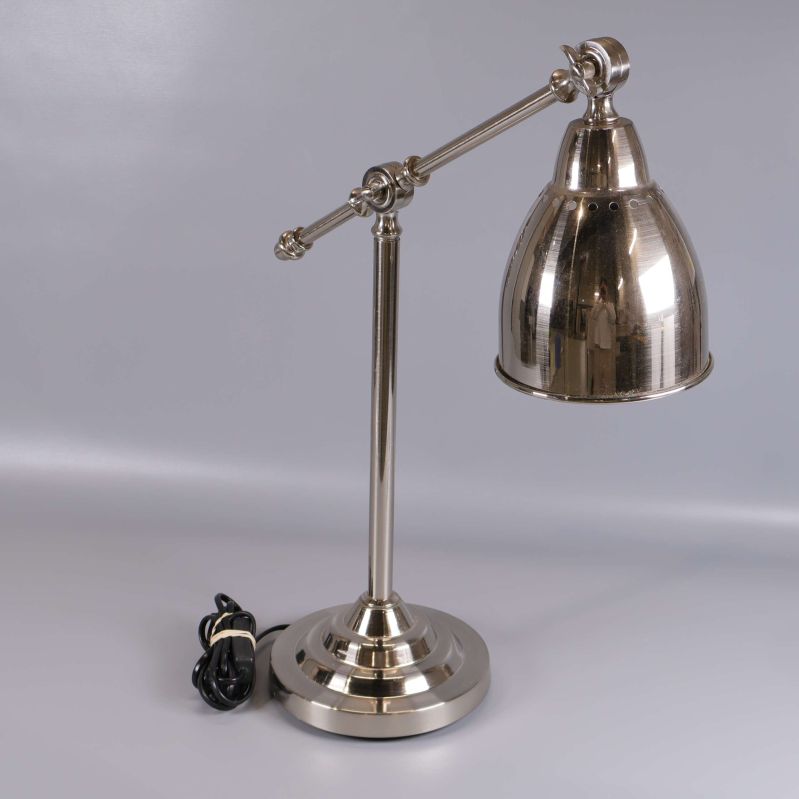 Metallbordslampa med rund bas och justerbar arm