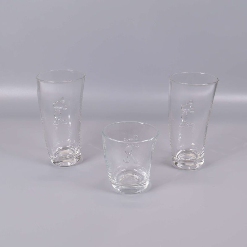 Tre glas med Musse Pigg-relief vridna bakåt