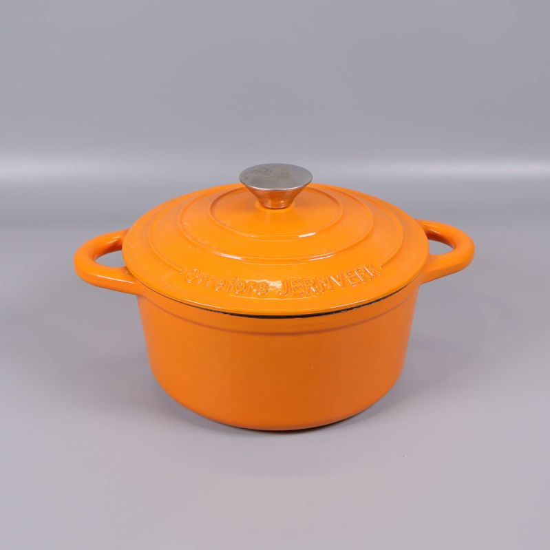 Orange gjutjärnsgryta med lock och två handtag