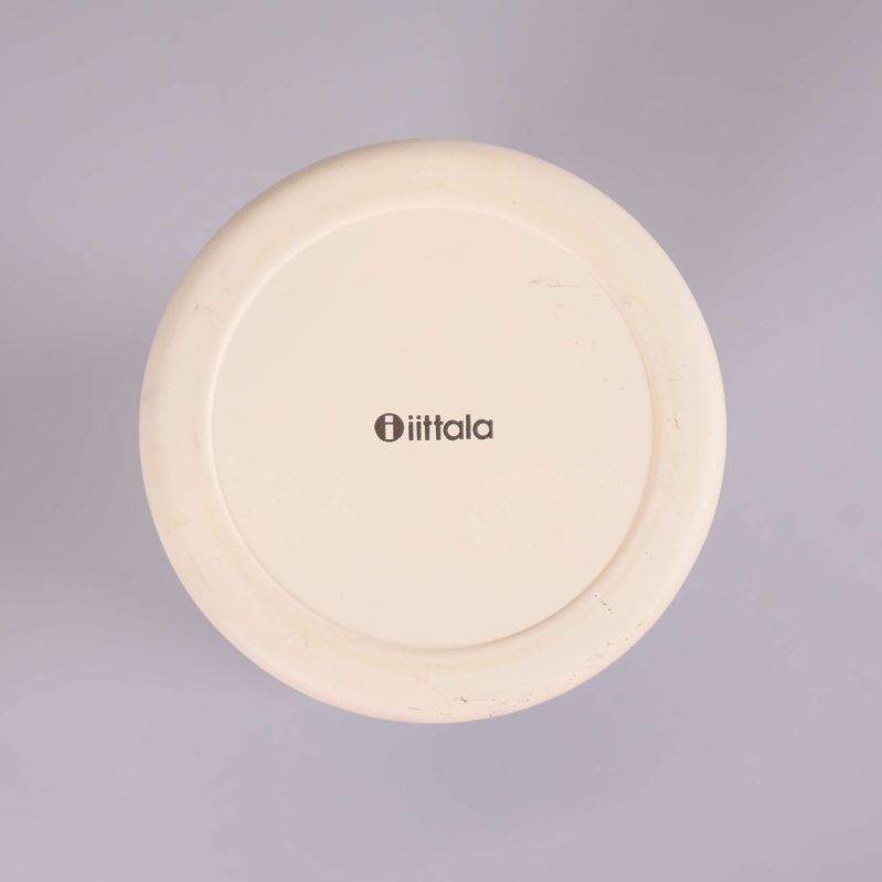 Undersida av bas på ljuslykta med Iittala-loggan