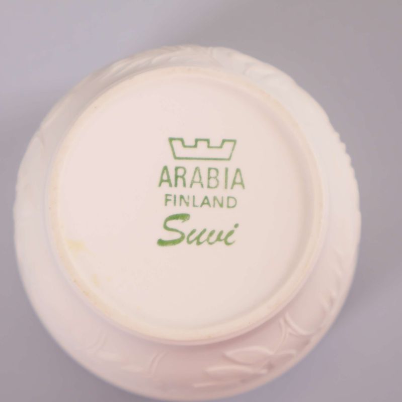 Närbild på Arabia Finland Suvi stämpel