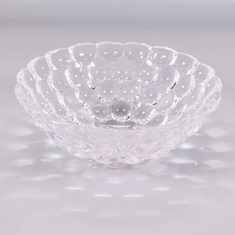 Transparent skål med bubblig struktur sedd snett framifrån