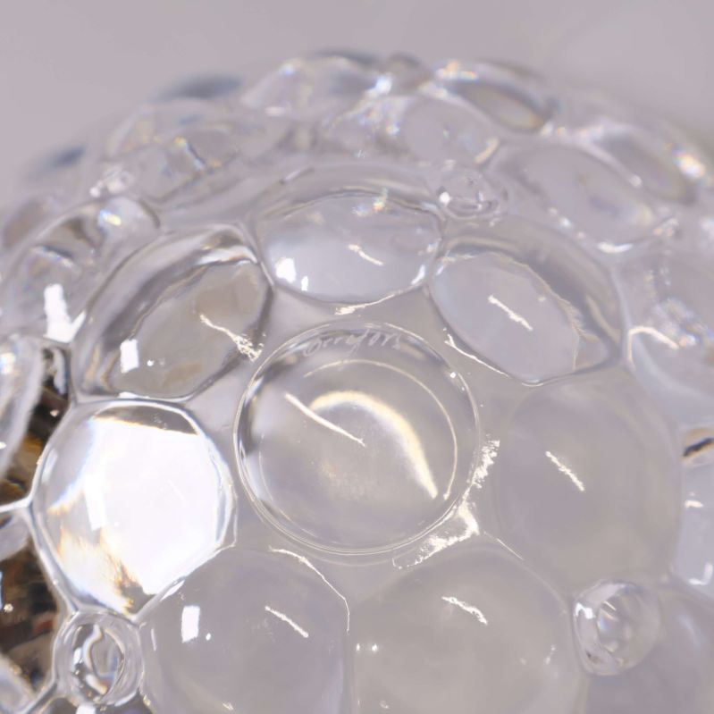 Närbild på skålens bubbliga glasstruktur