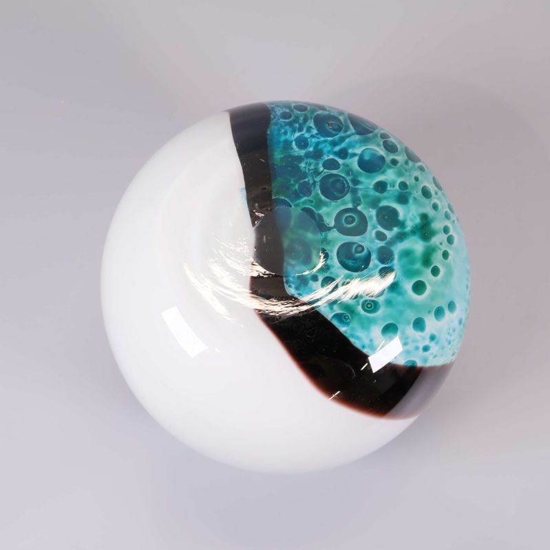 Vas med unikt bubbligt grönt glas från sidan