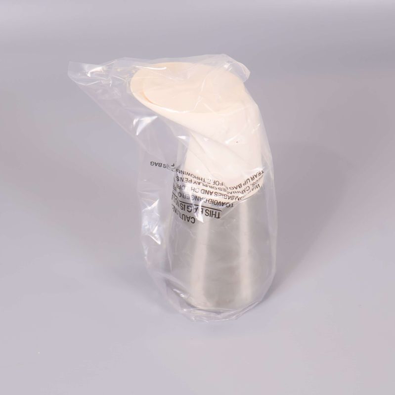 Termoskanna i plastpåse med vit pip och stålkropp
