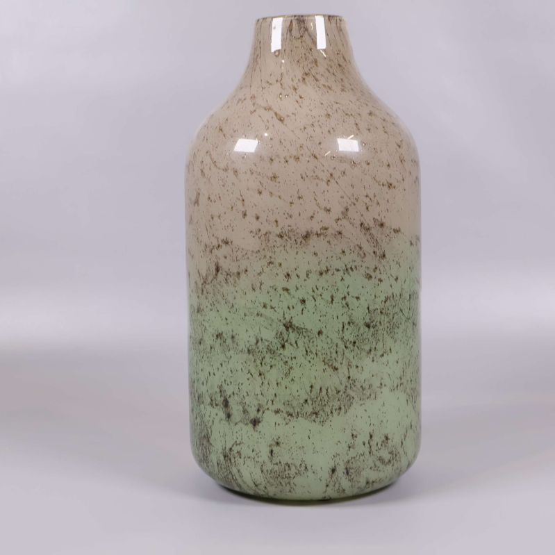 Glasvas med mjuka övergångar mellan beige och grönt