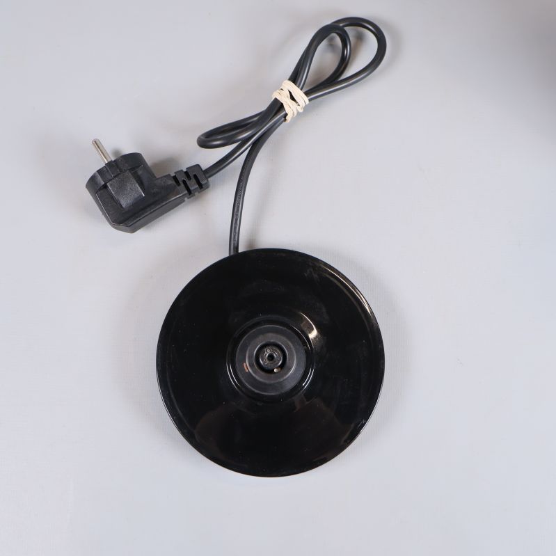 Basplatta med elkabel och stickkontakt i närbild