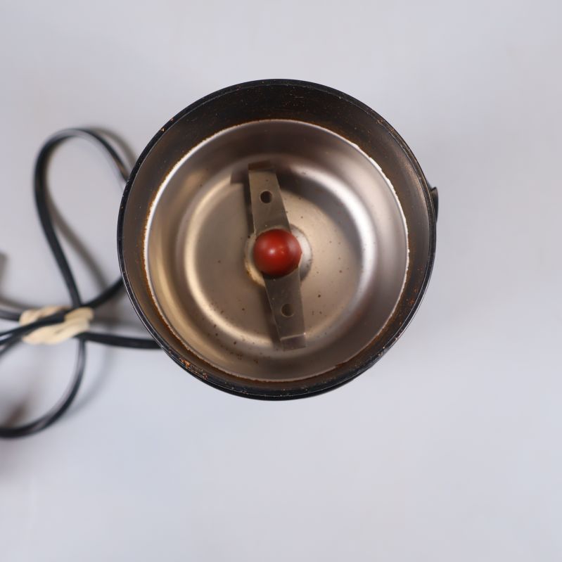 Insidan på kaffekvarnen visar knivar för malning