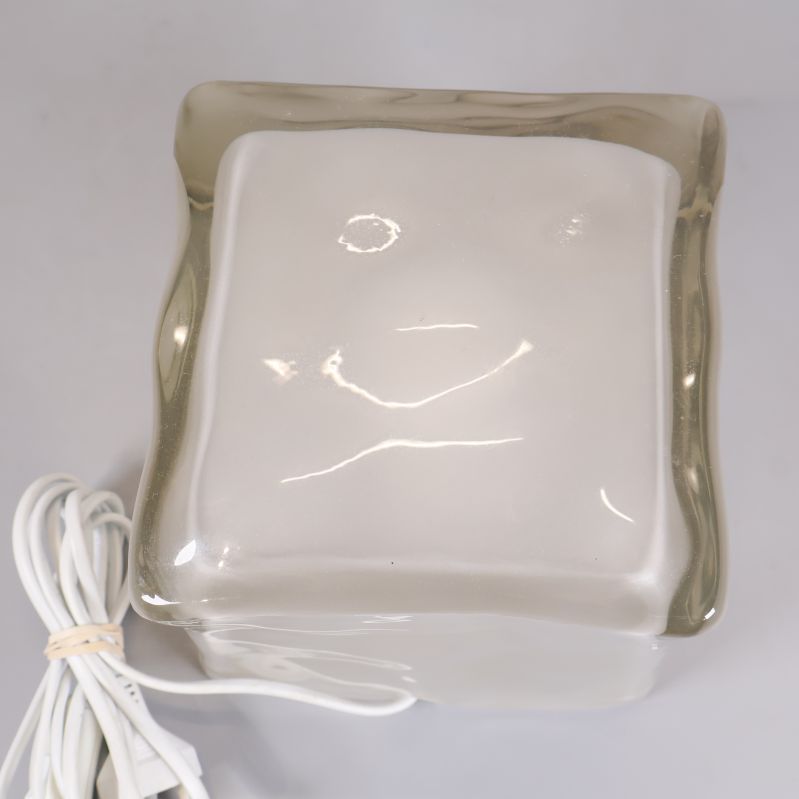Ovanifrån på kubformad lampa av frostat glas