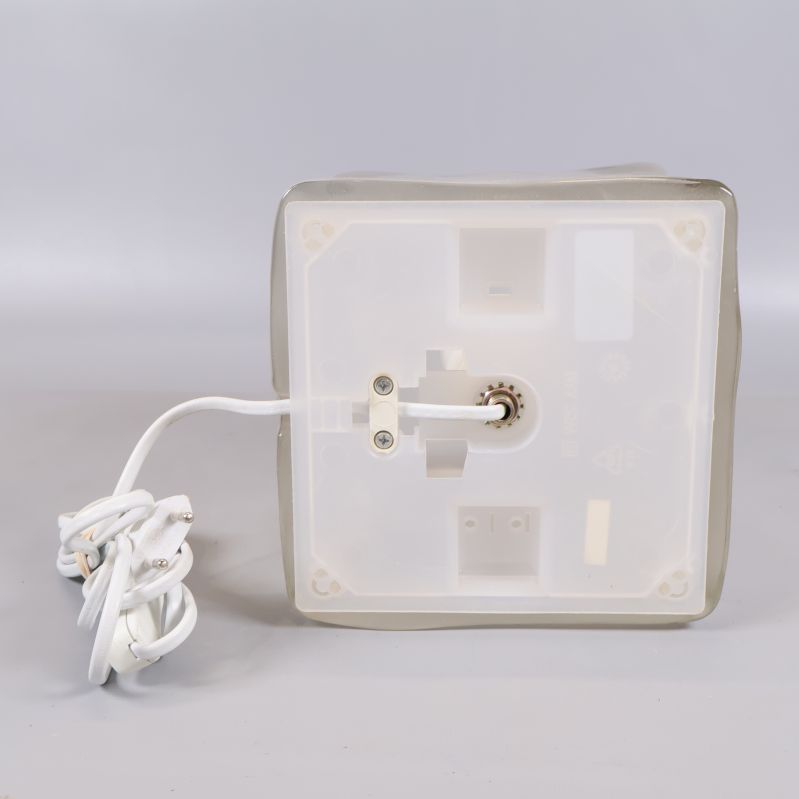 Undersidan av kubformad bordlampa med anslutning