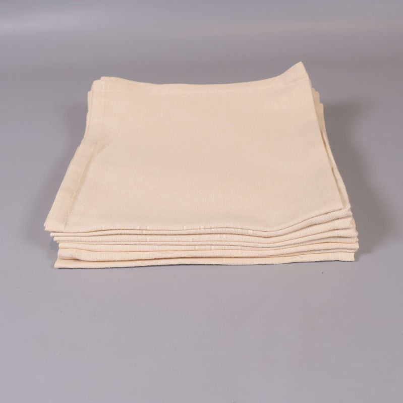 Stapel med åtta vikta beige bordstabletter