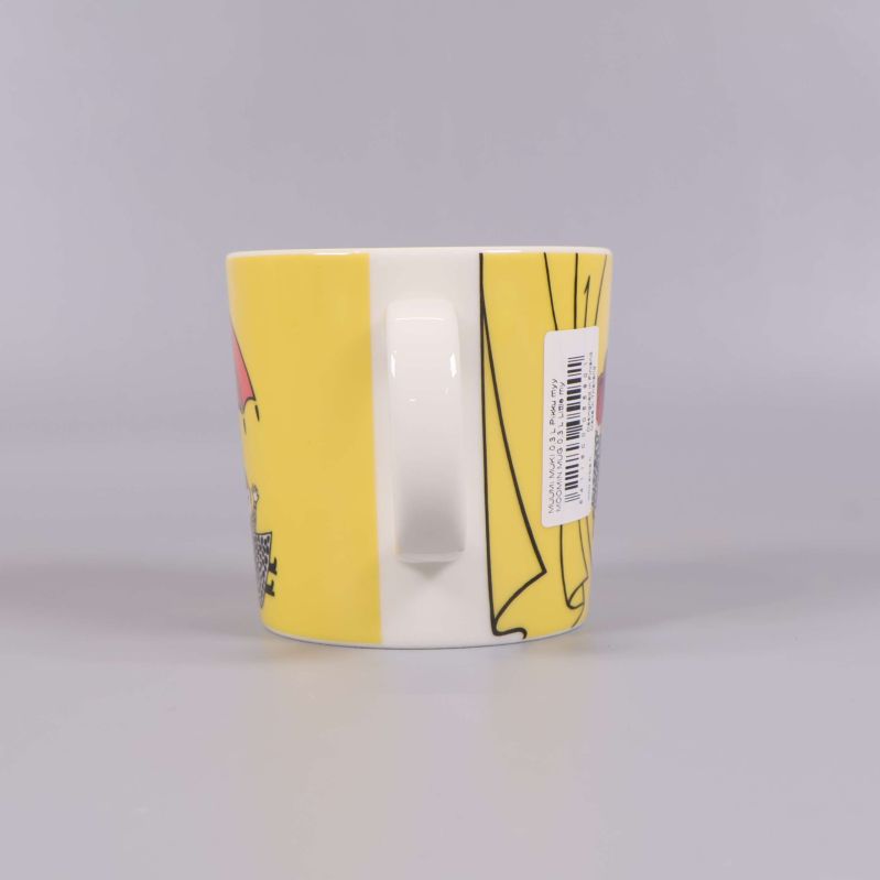 Handtag på gul mugg med motiv