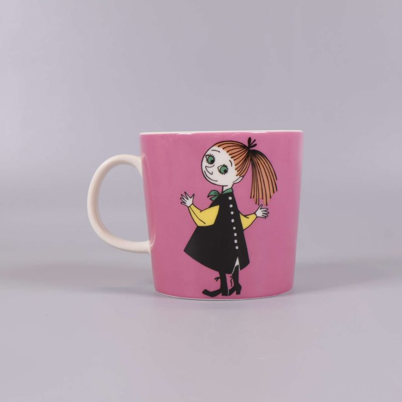 Rosa mugg med stående Muminfigur i svart klänning