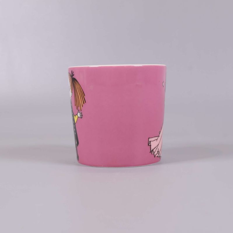 Rosa mugg i profil utan motiv synligt, blank yta