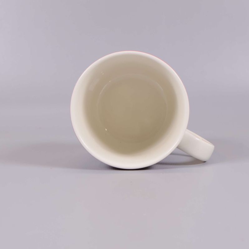 Mugg sedd uppifrån med vit insida, tom inuti