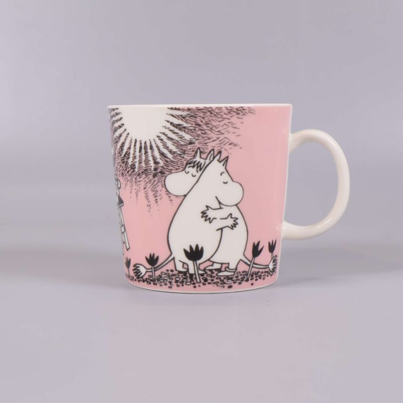 Muminmugg med rosa motiv och solsken, frontal vy