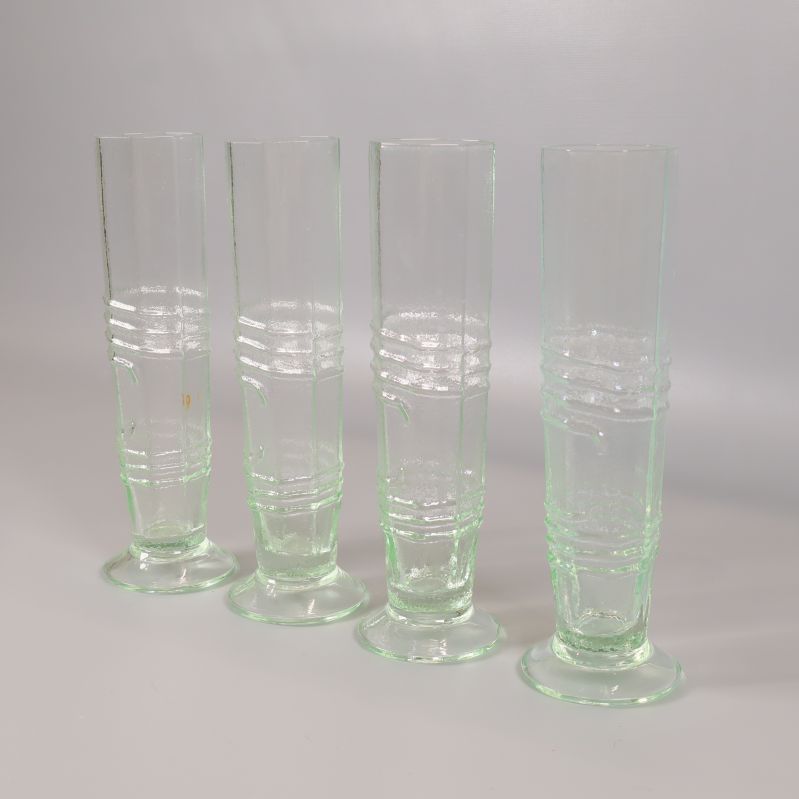 Fyra ljusgröna glas med dekorativt mönster i sned vinkel