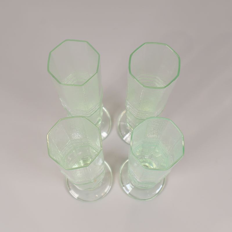 Vy uppifrån på fyra glas med åttakantig öppning