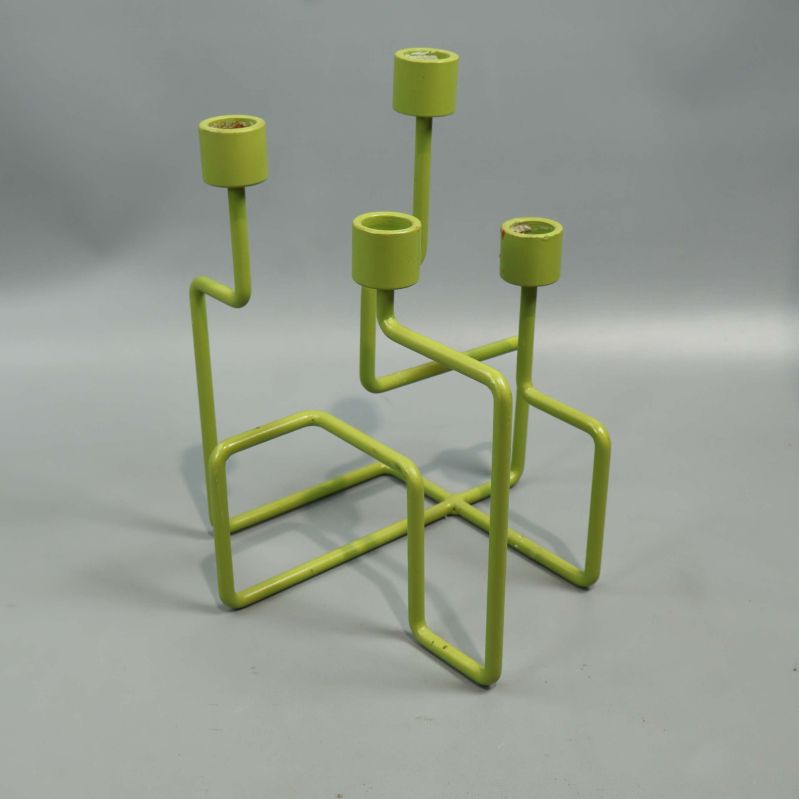Modern fyrarmad ljusstake i limegrönt metallrör