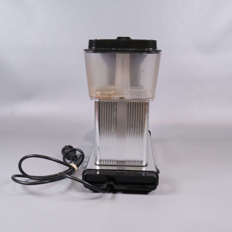 Kaffebryggare sedd från sidan med kabel synlig