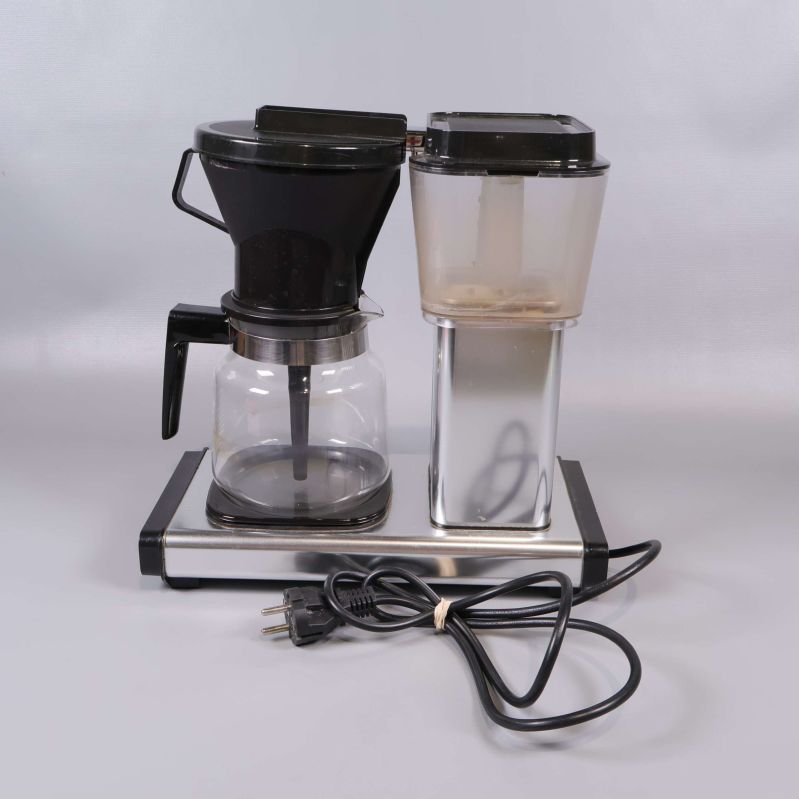 Baksidan av kaffebryggare med kabel och eluttag