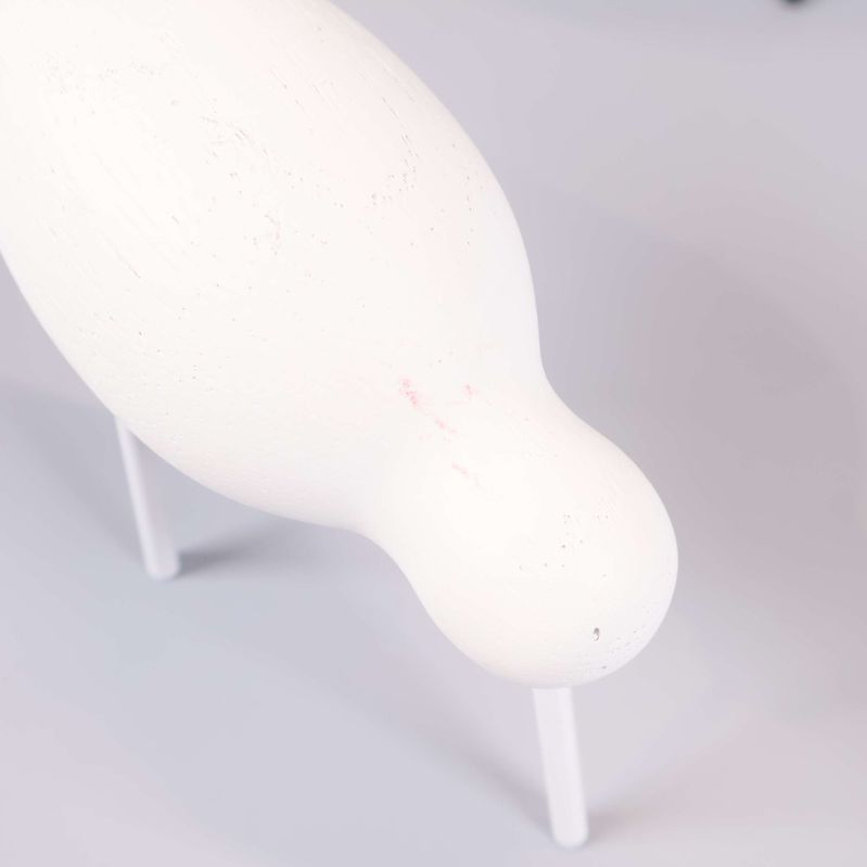 Närbild visar små märken på vit skulptur