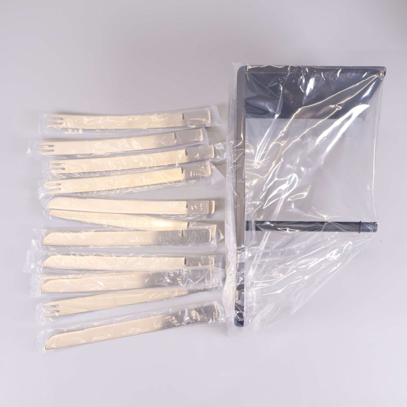 Bestickställ och flera bestick uppifrån i plast