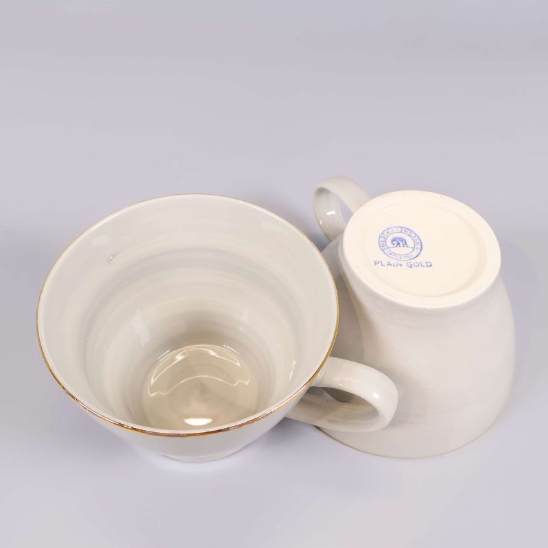 Koppens undersida med stämpel Plain Gold syns