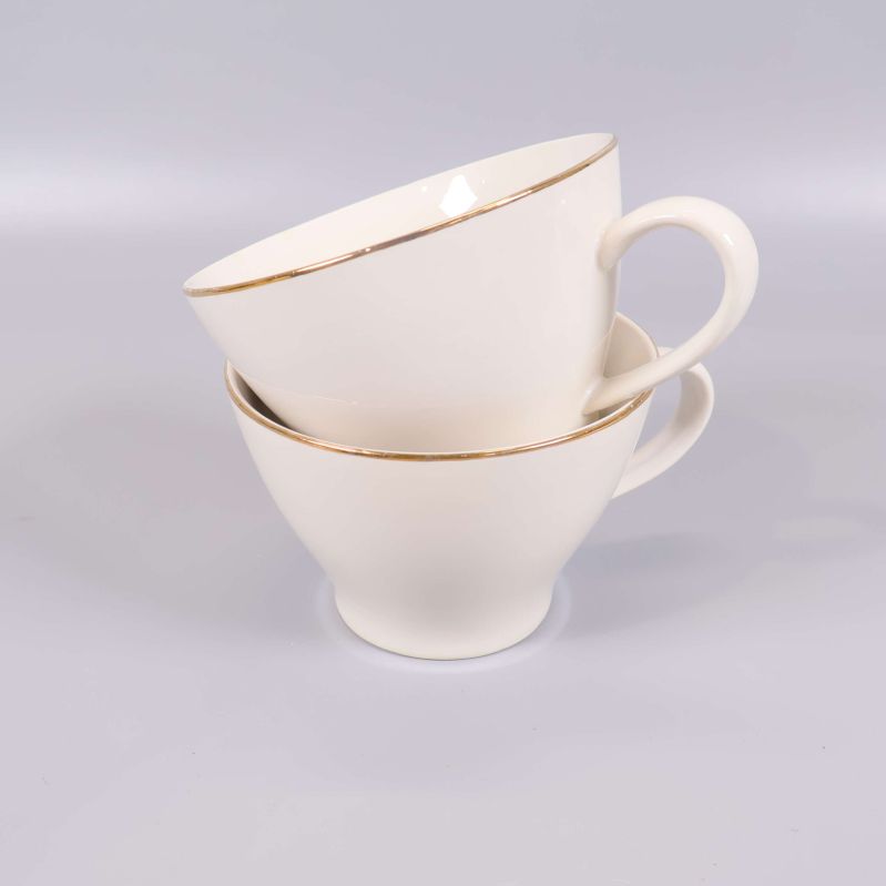 Två ljusa kaffekoppar staplade på varandra i profil
