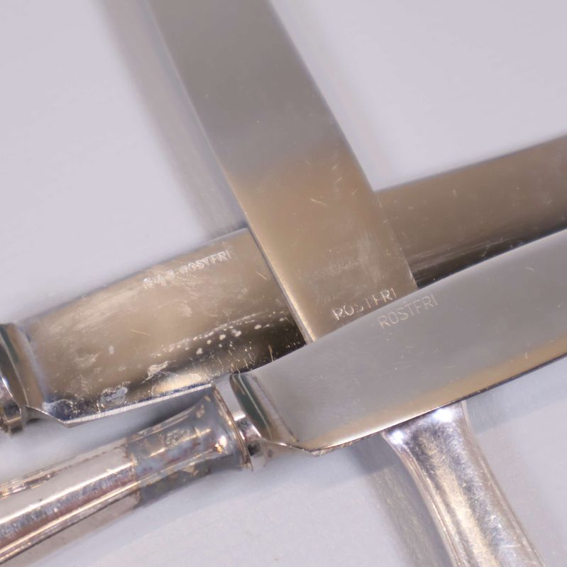 Närbild på knivblad med märkning och detaljer