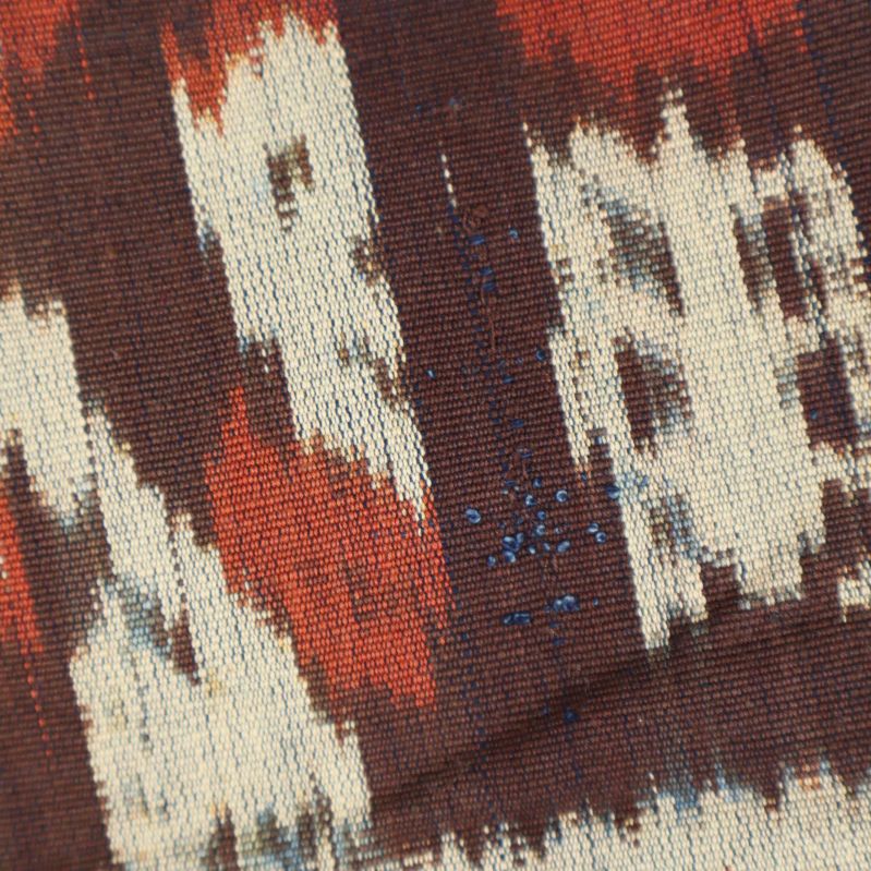 Närbild på vävd detalj i plädens mönster