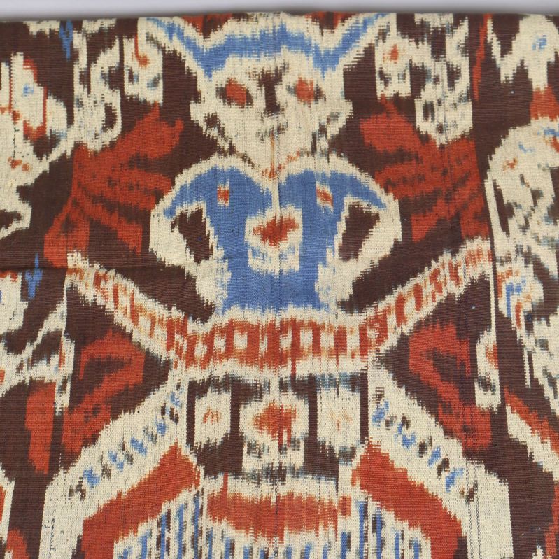 Närbild av figurativt mönster i blått, rött och vitt
