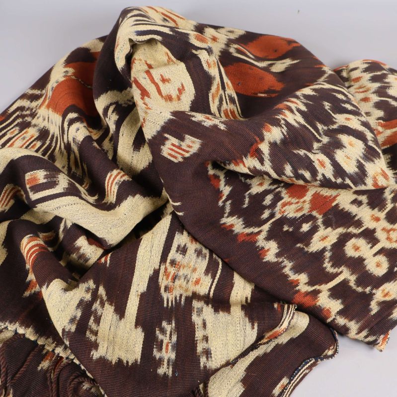 Mönstrad textil i brunt, beige och orange löst ihopvikt